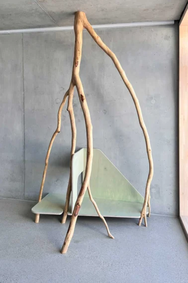 Flur mit Lese-und Spielbaum im Kindergarten Wildholzbaum mit Lesehöhle im Flurbereich einer Kita – kreative Kindergartenmöbel für Spiel, Lesen und Krabbeln, ideal für eine ansprechende Raumgestaltung.