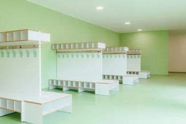 Garderobe im Kindergarten Kindergarten-Garderobe von Papoq: Funktionales Design mit speziellen Langohr Haken und Gummistiefelpaneel für ordentliche Aufbewahrung.