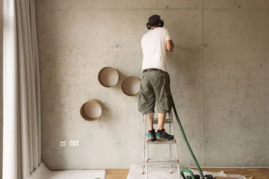 Montage von Roehrenregalen Montage von Röhrenregalen im Kindergarten: Team bei der Installation und Überprüfung der Regale, um eine organisierte und funktionale Umgebung für die Kinder zu schaffen.