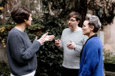 Projektbegleitung durch papoq Das Team von papoq bei einer Besprechung: Professionelle Projektbegleitung von der Planung bis zur Montage, um eine optimale Raumgestaltung für Kindergärten zu gewährleisten.