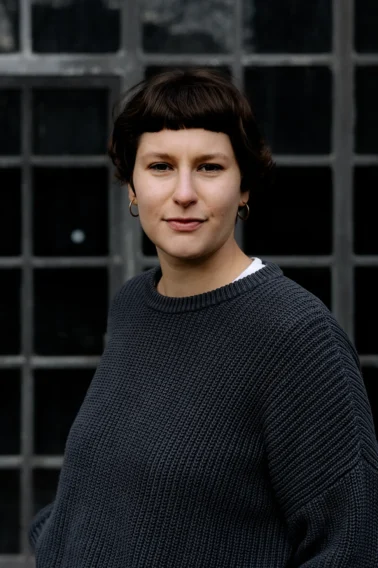 Christine, Projektleitung bei papoq: Sie sorgt für eine reibungslose Durchführung des Projekts und begleitet die Kunden kompetent von der Planung bis zur Montage der Kindergartenmöbel.