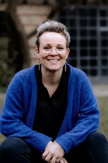 Lilia Kleemann, Geschäftsführerin von papoq: Expertin für die Raumgestaltung und den Vertrieb hochwertiger Kindergartenmöbel, die eine kreative und funktionale Umgebung für Kinder schaffen.