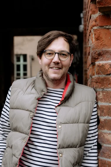 Steffen, zuständig für Projektbegleitung und Produktentwicklung bei papoq: Er ist der Ansprechpartner für die effiziente Umsetzung von Projekten und sorgt für die kontinuierliche Verbesserung unserer Kindergartenmöbel und -lösungen.